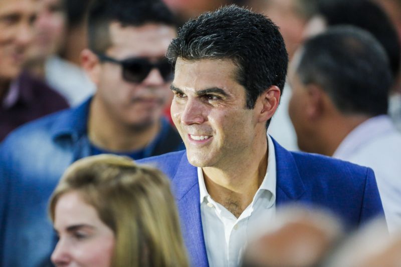 O município de Breves, na região do Marajó, sediou, na manhã desta quinta-feira (8), o Ato de Instação da terceira edição do programa Governo Por Todo o Pará. A cerimônia ocorreu no auditório do Centro de Educação Profissional (Cedep) e contou com a presença do governador Helder Barbalho e de seu vice, Lúcio Vale; do prefeito de Breves, Antônio Augusto; secretários estaduais, deputados estaduais, vereadores, prefeitos, vices-prefeitos e lideranças comunitárias de diversas cidades do arquipélago. Na ocasião, o chefe do Executivo estadual anunciou uma série de medidas que irão beneficiar a população marajoara. <div class='credito_fotos'>Foto: MARCOS SANTOS   |   <a href='/midias/2019/originais/5266_marcos_santos_auditorio043_1.jpg' download><i class='fa-solid fa-download'></i> Download</a></div>