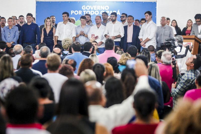 O município de Breves, na região do Marajó, sediou, na manhã desta quinta-feira (8), o Ato de Instação da terceira edição do programa Governo Por Todo o Pará. A cerimônia ocorreu no auditório do Centro de Educação Profissional (Cedep) e contou com a presença do governador Helder Barbalho e de seu vice, Lúcio Vale; do prefeito de Breves, Antônio Augusto; secretários estaduais, deputados estaduais, vereadores, prefeitos, vices-prefeitos e lideranças comunitárias de diversas cidades do arquipélago. Na ocasião, o chefe do Executivo estadual anunciou uma série de medidas que irão beneficiar a população marajoara. <div class='credito_fotos'>Foto: MARCOS SANTOS   |   <a href='/midias/2019/originais/5266_marcos_santos_auditorio046_1.jpg' download><i class='fa-solid fa-download'></i> Download</a></div>