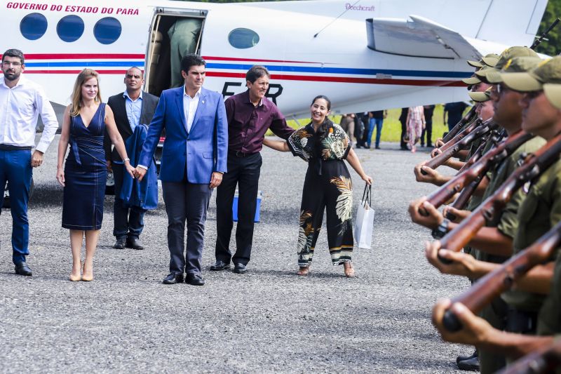 O município de Breves, na região do Marajó, sediou, na manhã desta quinta-feira (8), o Ato de Instação da terceira edição do programa Governo Por Todo o Pará. A cerimônia ocorreu no auditório do Centro de Educação Profissional (Cedep) e contou com a presença do governador Helder Barbalho e de seu vice, Lúcio Vale; do prefeito de Breves, Antônio Augusto; secretários estaduais, deputados estaduais, vereadores, prefeitos, vices-prefeitos e lideranças comunitárias de diversas cidades do arquipélago. Na ocasião, o chefe do Executivo estadual anunciou uma série de medidas que irão beneficiar a população marajoara. <div class='credito_fotos'>Foto: MARCOS SANTOS   |   <a href='/midias/2019/originais/5266_marcos_santos_chegada_015.jpg' download><i class='fa-solid fa-download'></i> Download</a></div>