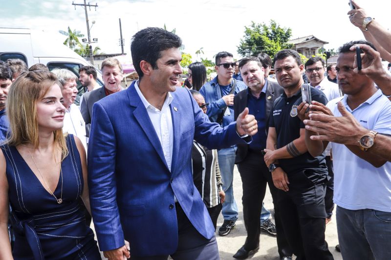 O município de Breves, na região do Marajó, sediou, na manhã desta quinta-feira (8), o Ato de Instação da terceira edição do programa Governo Por Todo o Pará. A cerimônia ocorreu no auditório do Centro de Educação Profissional (Cedep) e contou com a presença do governador Helder Barbalho e de seu vice, Lúcio Vale; do prefeito de Breves, Antônio Augusto; secretários estaduais, deputados estaduais, vereadores, prefeitos, vices-prefeitos e lideranças comunitárias de diversas cidades do arquipélago. Na ocasião, o chefe do Executivo estadual anunciou uma série de medidas que irão beneficiar a população marajoara. <div class='credito_fotos'>Foto: MARCO SANTOS   |   <a href='/midias/2019/originais/5266_marcos_santos_chegada_037.jpg' download><i class='fa-solid fa-download'></i> Download</a></div>