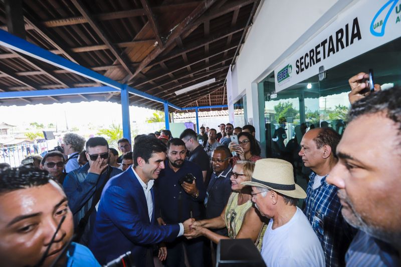 O município de Breves, na região do Marajó, sediou, na manhã desta quinta-feira (8), o Ato de Instação da terceira edição do programa Governo Por Todo o Pará. A cerimônia ocorreu no auditório do Centro de Educação Profissional (Cedep) e contou com a presença do governador Helder Barbalho e de seu vice, Lúcio Vale; do prefeito de Breves, Antônio Augusto; secretários estaduais, deputados estaduais, vereadores, prefeitos, vices-prefeitos e lideranças comunitárias de diversas cidades do arquipélago. Na ocasião, o chefe do Executivo estadual anunciou uma série de medidas que irão beneficiar a população marajoara. <div class='credito_fotos'>Foto: MARCO SANTOS   |   <a href='/midias/2019/originais/5266_marcos_santos_chegada_038.jpg' download><i class='fa-solid fa-download'></i> Download</a></div>