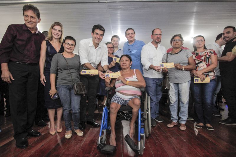 na foto, recebendo o cheque Maria Benedita Ferreira <div class='credito_fotos'>Foto: Maycon Nunes / Ag. Pará   |   <a href='/midias/2019/originais/5266_maycon_reuniao_007.jpg' download><i class='fa-solid fa-download'></i> Download</a></div>