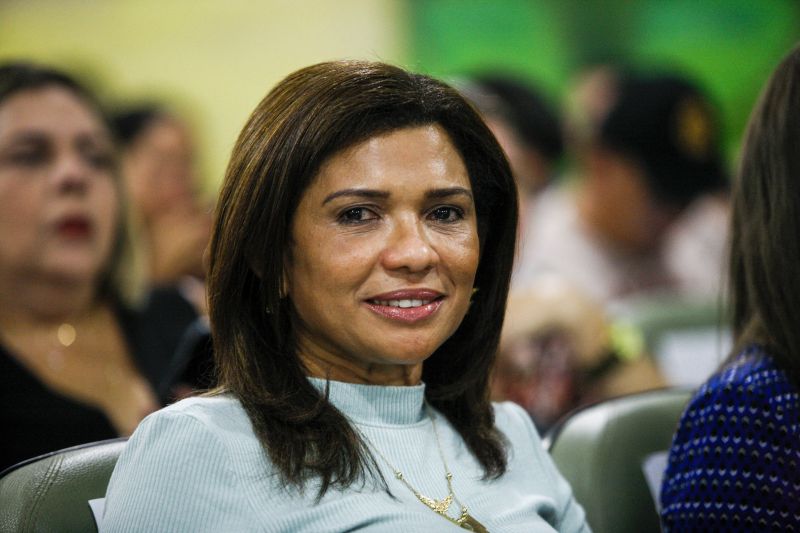 O município de Breves, na região do Marajó, sediou, na manhã desta quinta-feira (8), o Ato de Instação da terceira edição do programa Governo Por Todo o Pará. A cerimônia ocorreu no auditório do Centro de Educação Profissional (Cedep) e contou com a presença do governador Helder Barbalho e de seu vice, Lúcio Vale; do prefeito de Breves, Antônio Augusto; secretários estaduais, deputados estaduais, vereadores, prefeitos, vices-prefeitos e lideranças comunitárias de diversas cidades do arquipélago. Na ocasião, o chefe do Executivo estadual anunciou uma série de medidas que irão beneficiar a população marajoara. <div class='credito_fotos'>Foto: Maycon Nunes / Ag. Pará   |   <a href='/midias/2019/originais/5266_terpazmaycon_auditorio_004.jpg' download><i class='fa-solid fa-download'></i> Download</a></div>