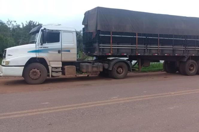 Um carregamento com 31m3 de madeira compensada, que vinha da cidade de Abel Figueiredo com destino a cidade de Parauapebas, sudeste do Estado, foi  apreendido na rodovia BR-222, em Marabá, pela coordenação da unidade de controle de mercadorias em trânsito de Carajás, da Secretaria de Estado da Fazenda (Sefa) nesta sexta-feira (12).

FOTO: ASCOM / SEFA
DATA: 12.04.2019
MARABÁ - PARÁ <div class='credito_fotos'>Foto: Ascom Sefa   |   <a href='/midias/2019/originais/5268768b-ca92-482b-be50-ebedae07a083.jpg' download><i class='fa-solid fa-download'></i> Download</a></div>