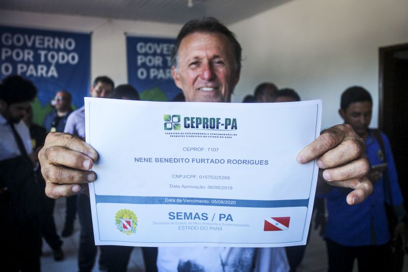 Uma das primeiras ações dentro do programa “Governo por todo o Pará” na sede municipal de Breves, no Arquipélago do Marajó, foi o reconhecimento pelo Estado das ações de preservação da natureza nos municípios marajoaras. Na programação desta quinta-feira (8), São Sebastião da Boa Vista recebeu o título de “Município Verde”. A Secretaria de Estado de Meio Ambiente e Sustentabilidade (Semas), por meio do Programa Municípios Verdes, concedeu o título ao município depois das ações da Prefeitura local que atingiram as sete metas do programa, financiado pelo Fundo Amazônia. Entre os objetivos está o combate ao desmatamento.
na foto: Nene Benedito Furtado Rodrigues <div class='credito_fotos'>Foto: ASCOM SEMAS   |   <a href='/midias/2019/originais/5268_ambiente.jpg' download><i class='fa-solid fa-download'></i> Download</a></div>