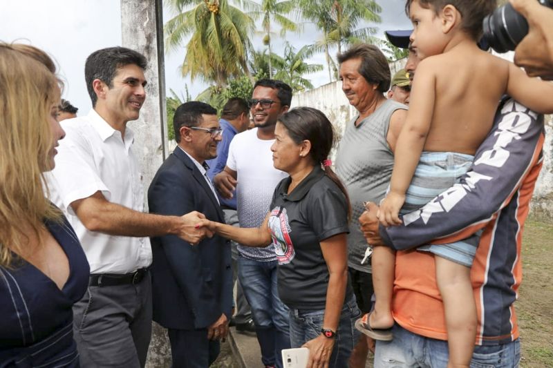 O governador Helder Barbalho assinou nesta quinta-feira (8), no município de Portel, no Arquipélago do Marajó, os decretos de criação dos Projetos Estaduais de Assentamentos Agroextrativistas (Peax) Alto Camapari e Jacarepuru, e firmou parceria com a prefeitura local para a realização de obras de pavimentação asfáltica. “Há muitos anos, a regularização fundiária se faz necessária, porque a cidade tem a agricultura como uma das suas principais atividades econômicas. Precisamos que ela avance, para que haja o desenvolvimento agrícola, que não acontecia por falta desta documentação. Isso dificultada, inclusive, o acesso das comunidades aos créditos bancários”, explicou Manoel Oliveira dos Santos, prefeito de Portel. <div class='credito_fotos'>Foto: JADER PAES / AG. PARÁ   |   <a href='/midias/2019/originais/5270_agroextrat_03.jpg' download><i class='fa-solid fa-download'></i> Download</a></div>
