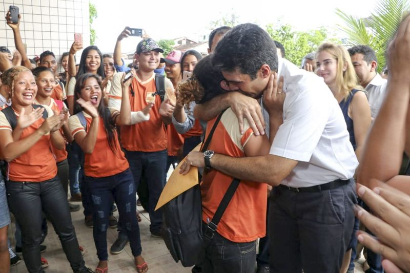 O governador Helder Barbalho assinou nesta quinta-feira (8), no município de Portel, no Arquipélago do Marajó, os decretos de criação dos Projetos Estaduais de Assentamentos Agroextrativistas (Peax) Alto Camapari e Jacarepuru, e firmou parceria com a prefeitura local para a realização de obras de pavimentação asfáltica. “Há muitos anos, a regularização fundiária se faz necessária, porque a cidade tem a agricultura como uma das suas principais atividades econômicas. Precisamos que ela avance, para que haja o desenvolvimento agrícola, que não acontecia por falta desta documentação. Isso dificultada, inclusive, o acesso das comunidades aos créditos bancários”, explicou Manoel Oliveira dos Santos, prefeito de Portel. <div class='credito_fotos'>Foto: JADER PAES / AG. PARÁ   |   <a href='/midias/2019/originais/5270_agroextrat_04.jpg' download><i class='fa-solid fa-download'></i> Download</a></div>