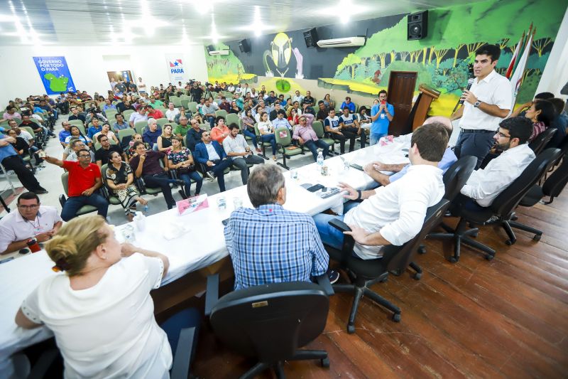 Ao som do Hino Nacional foi aberta a sessão especial da Assembleia Legislativa do Estado (Alepa), no município de Breves, nesta quinta-feira (8), no primeiro dia do Programa Governo Por Todo o Pará no Arquipélago do Marajó. Em seguida, o público no auditório do Centro de Educação Profissional (Cedep) fez um minuto de silêncio em homenagem ao ex-deputado estadual Haroldo Martins, falecido na última terça-feira (06). <div class='credito_fotos'>Foto: Maycon Nunes / Ag. Pará   |   <a href='/midias/2019/originais/5271_03.jpg' download><i class='fa-solid fa-download'></i> Download</a></div>