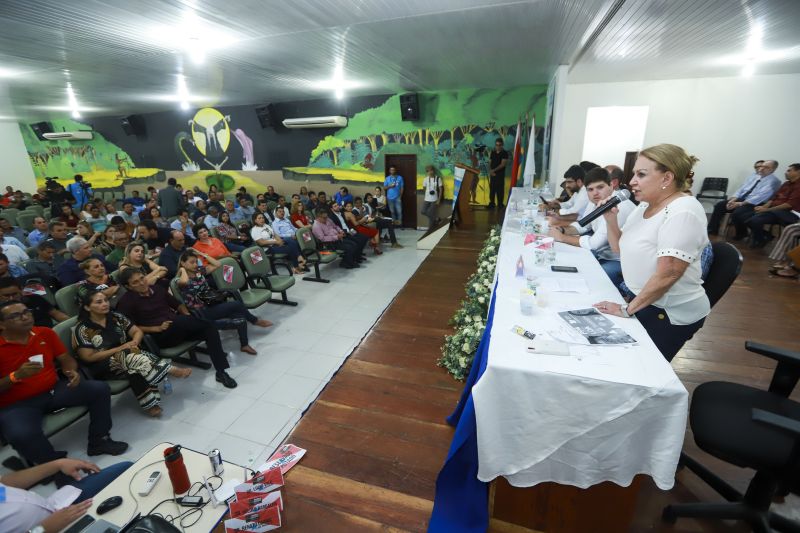 Ao som do Hino Nacional foi aberta a sessão especial da Assembleia Legislativa do Estado (Alepa), no município de Breves, nesta quinta-feira (8), no primeiro dia do Programa Governo Por Todo o Pará no Arquipélago do Marajó. Em seguida, o público no auditório do Centro de Educação Profissional (Cedep) fez um minuto de silêncio em homenagem ao ex-deputado estadual Haroldo Martins, falecido na última terça-feira (06). <div class='credito_fotos'>Foto: Maycon Nunes / Ag. Pará   |   <a href='/midias/2019/originais/5271_05.jpg' download><i class='fa-solid fa-download'></i> Download</a></div>