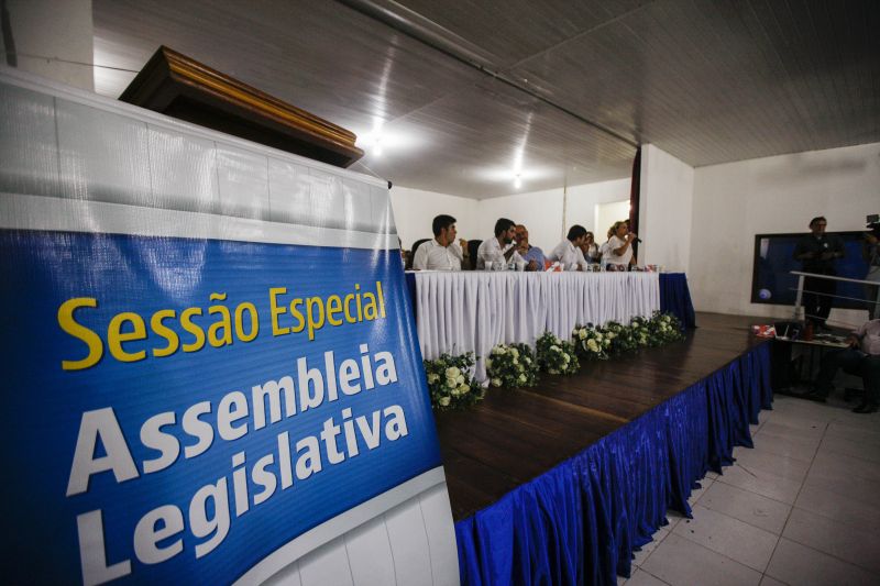 Ao som do Hino Nacional foi aberta a sessão especial da Assembleia Legislativa do Estado (Alepa), no município de Breves, nesta quinta-feira (8), no primeiro dia do Programa Governo Por Todo o Pará no Arquipélago do Marajó. Em seguida, o público no auditório do Centro de Educação Profissional (Cedep) fez um minuto de silêncio em homenagem ao ex-deputado estadual Haroldo Martins, falecido na última terça-feira (06). <div class='credito_fotos'>Foto: Maycon Nunes / Ag. Pará   |   <a href='/midias/2019/originais/5271_07.jpg' download><i class='fa-solid fa-download'></i> Download</a></div>