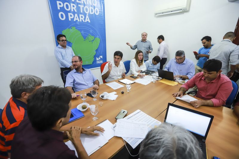 BREVES – O último município a ser ouvido foi o anfitrião do programa, Breves. O prefeito Antônio Silva, destacou duas demandas que foram atendidas pelo Governo, como: 20 km de asfalto para PA 159, também a obra do novo sistema de abastecimento de água, da Cosanpa, com investimento de mais de R$20 milhões de reais. Obras que estão se arrastando há décadas e que agora serão concluídas. <div class='credito_fotos'>Foto: MARCOS SANTOS   |   <a href='/midias/2019/originais/5274_08.jpg' download><i class='fa-solid fa-download'></i> Download</a></div>