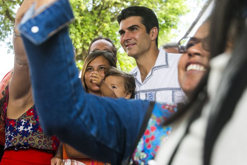 A escola Miguel Bitar, no centro de Breves, amanheceu diferente nesta sexta-feira (09). É que as aulas escolares deram lugar para ação de cidadania, promovida pelo Governo do Estado, através da Fundação ParáPaz. O evento que contou com a presença do Governador do Estado, Helder Barbalho, da primeira-dama, Daniela Barbalho, do prefeito do município, Antônio da Silva, reuniu diferentes órgãos do Estado e instituições parceiras que prestam serviços à população para um dia dedicado para o atendimento ao público. A expectativa é que até o final da programação, por volta das 17h, cerca de 4 mil pessoas sejam atendidas. <div class='credito_fotos'>Foto: Marco Santos / Ag. Pará   |   <a href='/midias/2019/originais/5275__s011908.jpg' download><i class='fa-solid fa-download'></i> Download</a></div>