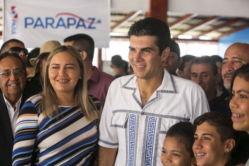A escola Miguel Bitar, no centro de Breves, amanheceu diferente nesta sexta-feira (09). É que as aulas escolares deram lugar para ação de cidadania, promovida pelo Governo do Estado, através da Fundação ParáPaz. O evento que contou com a presença do Governador do Estado, Helder Barbalho, da primeira-dama, Daniela Barbalho, do prefeito do município, Antônio da Silva, reuniu diferentes órgãos do Estado e instituições parceiras que prestam serviços à população para um dia dedicado para o atendimento ao público. A expectativa é que até o final da programação, por volta das 17h, cerca de 4 mil pessoas sejam atendidas. <div class='credito_fotos'>Foto: Marco Santos / Ag. Pará   |   <a href='/midias/2019/originais/5275__s011966.jpg' download><i class='fa-solid fa-download'></i> Download</a></div>