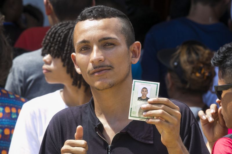 A escola Miguel Bitar, no centro de Breves, amanheceu diferente nesta sexta-feira (09). É que as aulas escolares deram lugar para ação de cidadania, promovida pelo Governo do Estado, através da Fundação ParáPaz. O evento que contou com a presença do Governador do Estado, Helder Barbalho, da primeira-dama, Daniela Barbalho, do prefeito do município, Antônio da Silva, reuniu diferentes órgãos do Estado e instituições parceiras que prestam serviços à população para um dia dedicado para o atendimento ao público. A expectativa é que até o final da programação, por volta das 17h, cerca de 4 mil pessoas sejam atendidas. <div class='credito_fotos'>Foto: Marco Santos / Ag. Pará   |   <a href='/midias/2019/originais/5275_acao_004.jpg' download><i class='fa-solid fa-download'></i> Download</a></div>