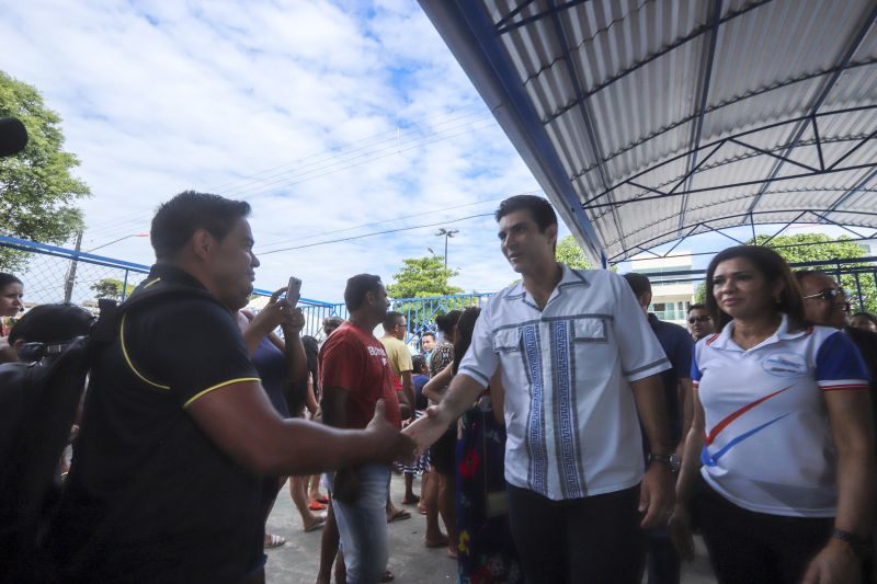 A escola Miguel Bitar, no centro de Breves, amanheceu diferente nesta sexta-feira (09). É que as aulas escolares deram lugar para ação de cidadania, promovida pelo Governo do Estado, através da Fundação ParáPaz. O evento que contou com a presença do Governador do Estado, Helder Barbalho, da primeira-dama, Daniela Barbalho, do prefeito do município, Antônio da Silva, reuniu diferentes órgãos do Estado e instituições parceiras que prestam serviços à população para um dia dedicado para o atendimento ao público. A expectativa é que até o final da programação, por volta das 17h, cerca de 4 mil pessoas sejam atendidas. <div class='credito_fotos'>Foto: Marco Santos / Ag. Pará   |   <a href='/midias/2019/originais/5275_img_1904.jpg' download><i class='fa-solid fa-download'></i> Download</a></div>