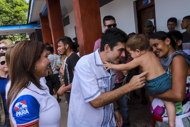 A escola Miguel Bitar, no centro de Breves, amanheceu diferente nesta sexta-feira (09). É que as aulas escolares deram lugar para ação de cidadania, promovida pelo Governo do Estado, através da Fundação ParáPaz. O evento que contou com a presença do Governador do Estado, Helder Barbalho, da primeira-dama, Daniela Barbalho, do prefeito do município, Antônio da Silva, reuniu diferentes órgãos do Estado e instituições parceiras que prestam serviços à população para um dia dedicado para o atendimento ao público. A expectativa é que até o final da programação, por volta das 17h, cerca de 4 mil pessoas sejam atendidas. <div class='credito_fotos'>Foto: Marco Santos / Ag. Pará   |   <a href='/midias/2019/originais/5275_img_1928.jpg' download><i class='fa-solid fa-download'></i> Download</a></div>