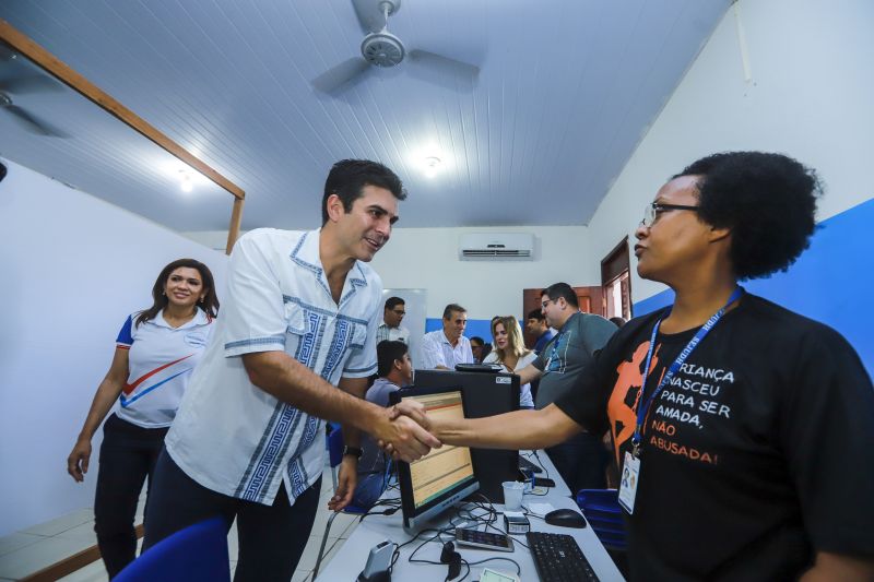 A escola Miguel Bitar, no centro de Breves, amanheceu diferente nesta sexta-feira (09). É que as aulas escolares deram lugar para ação de cidadania, promovida pelo Governo do Estado, através da Fundação ParáPaz. O evento que contou com a presença do Governador do Estado, Helder Barbalho, da primeira-dama, Daniela Barbalho, do prefeito do município, Antônio da Silva, reuniu diferentes órgãos do Estado e instituições parceiras que prestam serviços à população para um dia dedicado para o atendimento ao público. A expectativa é que até o final da programação, por volta das 17h, cerca de 4 mil pessoas sejam atendidas. <div class='credito_fotos'>Foto: Marco Santos / Ag. Pará   |   <a href='/midias/2019/originais/5275_img_2046.jpg' download><i class='fa-solid fa-download'></i> Download</a></div>