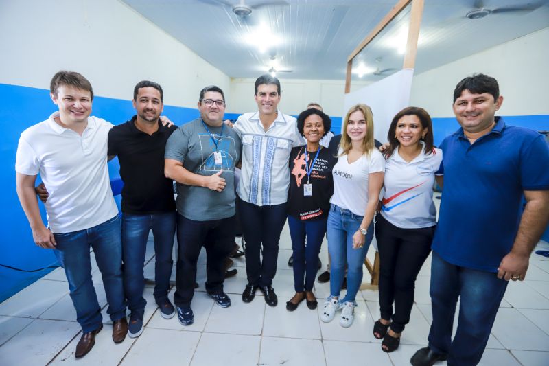 A escola Miguel Bitar, no centro de Breves, amanheceu diferente nesta sexta-feira (09). É que as aulas escolares deram lugar para ação de cidadania, promovida pelo Governo do Estado, através da Fundação ParáPaz. O evento que contou com a presença do Governador do Estado, Helder Barbalho, da primeira-dama, Daniela Barbalho, do prefeito do município, Antônio da Silva, reuniu diferentes órgãos do Estado e instituições parceiras que prestam serviços à população para um dia dedicado para o atendimento ao público. A expectativa é que até o final da programação, por volta das 17h, cerca de 4 mil pessoas sejam atendidas. <div class='credito_fotos'>Foto: Marco Santos / Ag. Pará   |   <a href='/midias/2019/originais/5275_img_2064.jpg' download><i class='fa-solid fa-download'></i> Download</a></div>