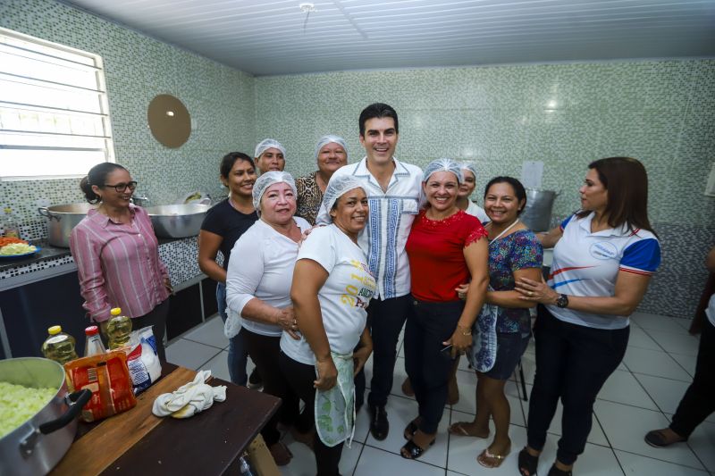 A escola Miguel Bitar, no centro de Breves, amanheceu diferente nesta sexta-feira (09). É que as aulas escolares deram lugar para ação de cidadania, promovida pelo Governo do Estado, através da Fundação ParáPaz. O evento que contou com a presença do Governador do Estado, Helder Barbalho, da primeira-dama, Daniela Barbalho, do prefeito do município, Antônio da Silva, reuniu diferentes órgãos do Estado e instituições parceiras que prestam serviços à população para um dia dedicado para o atendimento ao público. A expectativa é que até o final da programação, por volta das 17h, cerca de 4 mil pessoas sejam atendidas. <div class='credito_fotos'>Foto: Marco Santos / Ag. Pará   |   <a href='/midias/2019/originais/5275_img_2086.jpg' download><i class='fa-solid fa-download'></i> Download</a></div>