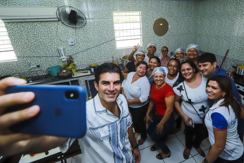 A escola Miguel Bitar, no centro de Breves, amanheceu diferente nesta sexta-feira (09). É que as aulas escolares deram lugar para ação de cidadania, promovida pelo Governo do Estado, através da Fundação ParáPaz. O evento que contou com a presença do Governador do Estado, Helder Barbalho, da primeira-dama, Daniela Barbalho, do prefeito do município, Antônio da Silva, reuniu diferentes órgãos do Estado e instituições parceiras que prestam serviços à população para um dia dedicado para o atendimento ao público. A expectativa é que até o final da programação, por volta das 17h, cerca de 4 mil pessoas sejam atendidas. <div class='credito_fotos'>Foto: Marco Santos / Ag. Pará   |   <a href='/midias/2019/originais/5275_img_2103.jpg' download><i class='fa-solid fa-download'></i> Download</a></div>