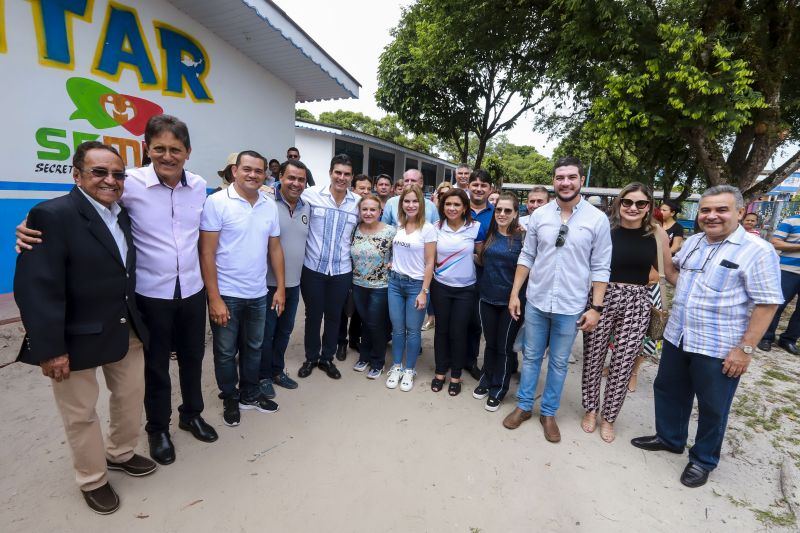 A escola Miguel Bitar, no centro de Breves, amanheceu diferente nesta sexta-feira (09). É que as aulas escolares deram lugar para ação de cidadania, promovida pelo Governo do Estado, através da Fundação ParáPaz. O evento que contou com a presença do Governador do Estado, Helder Barbalho, da primeira-dama, Daniela Barbalho, do prefeito do município, Antônio da Silva, reuniu diferentes órgãos do Estado e instituições parceiras que prestam serviços à população para um dia dedicado para o atendimento ao público. A expectativa é que até o final da programação, por volta das 17h, cerca de 4 mil pessoas sejam atendidas. <div class='credito_fotos'>Foto: Marco Santos / Ag. Pará   |   <a href='/midias/2019/originais/5275_img_2168.jpg' download><i class='fa-solid fa-download'></i> Download</a></div>