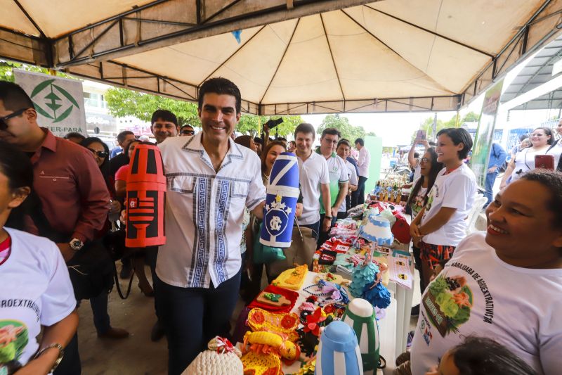 A escola Miguel Bitar, no centro de Breves, amanheceu diferente nesta sexta-feira (09). É que as aulas escolares deram lugar para ação de cidadania, promovida pelo Governo do Estado, através da Fundação ParáPaz. O evento que contou com a presença do Governador do Estado, Helder Barbalho, da primeira-dama, Daniela Barbalho, do prefeito do município, Antônio da Silva, reuniu diferentes órgãos do Estado e instituições parceiras que prestam serviços à população para um dia dedicado para o atendimento ao público. A expectativa é que até o final da programação, por volta das 17h, cerca de 4 mil pessoas sejam atendidas. <div class='credito_fotos'>Foto: Marco Santos / Ag. Pará   |   <a href='/midias/2019/originais/5275_img_2236.jpg' download><i class='fa-solid fa-download'></i> Download</a></div>