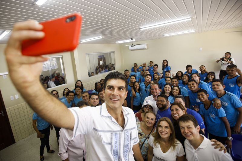 O governo do Pará, por meio da Secretaria de Educação (Seduc), encerrou sua agenda do “Governo por Todo o Pará”, em Breves, nesta sexta-feira (9), com a entrega da Escola Estadual de Ensino Médio Professor Gerson Peres totalmente reformada e ampliada. Esta já é a 17ª escola a ser entregue à população em sete meses de governo. <div class='credito_fotos'>Foto: Maycon Nunes / Ag. Pará   |   <a href='/midias/2019/originais/5277_escola_gersonperes008.jpg' download><i class='fa-solid fa-download'></i> Download</a></div>