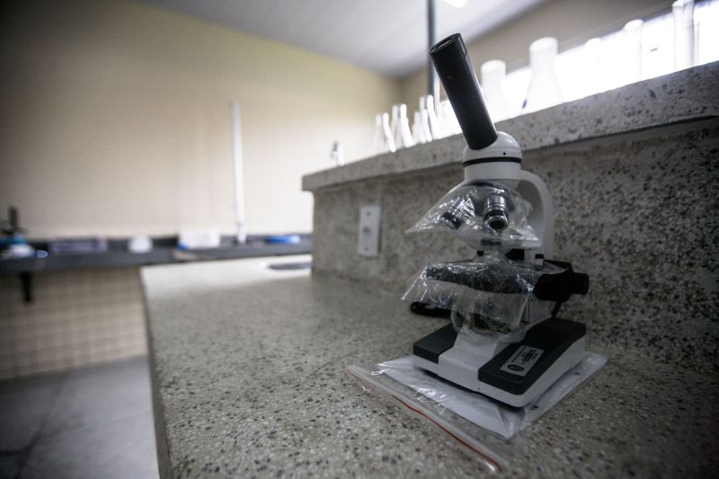 O governo do Pará, por meio da Secretaria de Educação (Seduc), encerrou sua agenda do “Governo por Todo o Pará”, em Breves, nesta sexta-feira (9), com a entrega da Escola Estadual de Ensino Médio Professor Gerson Peres totalmente reformada e ampliada. Esta já é a 17ª escola a ser entregue à população em sete meses de governo. <div class='credito_fotos'>Foto: Maycon Nunes / Ag. Pará   |   <a href='/midias/2019/originais/5277_escola_gersonperes019.jpg' download><i class='fa-solid fa-download'></i> Download</a></div>