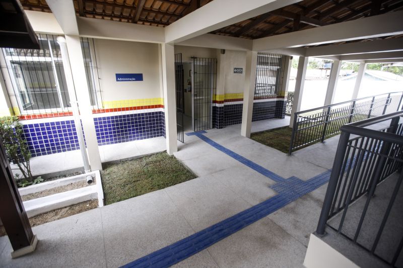 O governo do Pará, por meio da Secretaria de Educação (Seduc), encerrou sua agenda do “Governo por Todo o Pará”, em Breves, nesta sexta-feira (9), com a entrega da Escola Estadual de Ensino Médio Professor Gerson Peres totalmente reformada e ampliada. Esta já é a 17ª escola a ser entregue à população em sete meses de governo. <div class='credito_fotos'>Foto: Maycon Nunes / Ag. Pará   |   <a href='/midias/2019/originais/5277_escola_gersonperes020.jpg' download><i class='fa-solid fa-download'></i> Download</a></div>