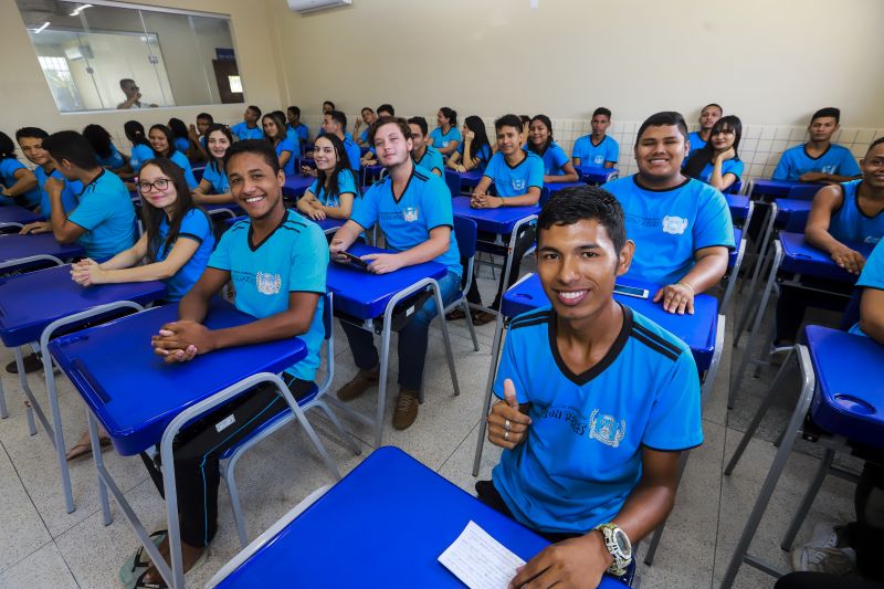 O governo do Pará, por meio da Secretaria de Educação (Seduc), encerrou sua agenda do “Governo por Todo o Pará”, em Breves, nesta sexta-feira (9), com a entrega da Escola Estadual de Ensino Médio Professor Gerson Peres totalmente reformada e ampliada. Esta já é a 17ª escola a ser entregue à população em sete meses de governo. <div class='credito_fotos'>Foto: Marco Santos / Ag. Pará   |   <a href='/midias/2019/originais/5277_img_2376.jpg' download><i class='fa-solid fa-download'></i> Download</a></div>