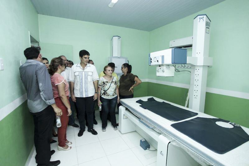 A população de Anajás, município do Arquipélago do Marajó, lotou a rua mais movimentada da sede municipal para acompanhar a reinauguração do Hospital Municipal Teonila Alves, nesta sexta-feira (09). Terceiro município da região a receber a agenda de trabalho do Governo por Todo o Pará, iniciada na quinta-feira (8), no município de Breves, tendo à frente o governador Helder Barbalho e o vice-governador, Lúcio Vale. <div class='credito_fotos'>Foto: Marco Nascimento / AG. Pará   |   <a href='/midias/2019/originais/5278_hospital_anajas001.jpg' download><i class='fa-solid fa-download'></i> Download</a></div>