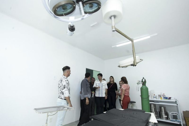 A população de Anajás, município do Arquipélago do Marajó, lotou a rua mais movimentada da sede municipal para acompanhar a reinauguração do Hospital Municipal Teonila Alves, nesta sexta-feira (09). Terceiro município da região a receber a agenda de trabalho do Governo por Todo o Pará, iniciada na quinta-feira (8), no município de Breves, tendo à frente o governador Helder Barbalho e o vice-governador, Lúcio Vale. <div class='credito_fotos'>Foto: Marco Nascimento / AG. Pará   |   <a href='/midias/2019/originais/5278_hospital_anajas002.jpg' download><i class='fa-solid fa-download'></i> Download</a></div>