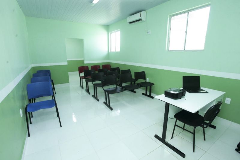 A população de Anajás, município do Arquipélago do Marajó, lotou a rua mais movimentada da sede municipal para acompanhar a reinauguração do Hospital Municipal Teonila Alves, nesta sexta-feira (09). Terceiro município da região a receber a agenda de trabalho do Governo por Todo o Pará, iniciada na quinta-feira (8), no município de Breves, tendo à frente o governador Helder Barbalho e o vice-governador, Lúcio Vale. <div class='credito_fotos'>Foto: Marco Nascimento / AG. Pará   |   <a href='/midias/2019/originais/5278_hospital_anajas003.jpg' download><i class='fa-solid fa-download'></i> Download</a></div>