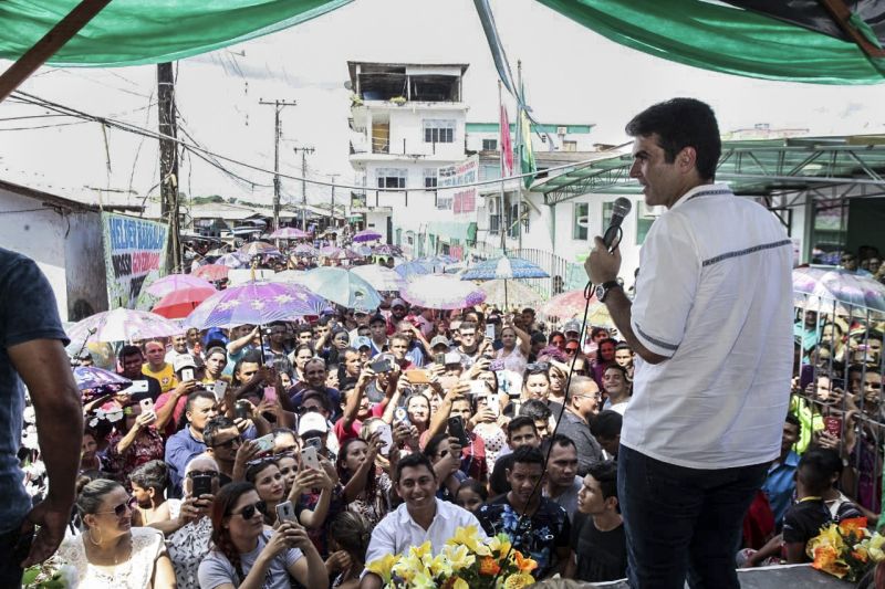 A população de Anajás, município do Arquipélago do Marajó, lotou a rua mais movimentada da sede municipal para acompanhar a reinauguração do Hospital Municipal Teonila Alves, nesta sexta-feira (09). Terceiro município da região a receber a agenda de trabalho do Governo por Todo o Pará, iniciada na quinta-feira (8), no município de Breves, tendo à frente o governador Helder Barbalho e o vice-governador, Lúcio Vale. <div class='credito_fotos'>Foto: Marco Nascimento / AG. Pará   |   <a href='/midias/2019/originais/5278_hospital_anajas005.jpg' download><i class='fa-solid fa-download'></i> Download</a></div>