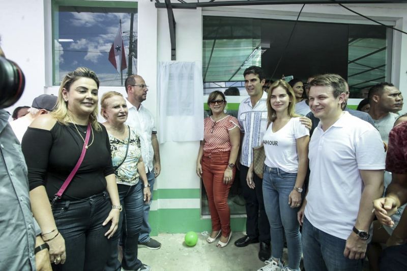 A população de Anajás, município do Arquipélago do Marajó, lotou a rua mais movimentada da sede municipal para acompanhar a reinauguração do Hospital Municipal Teonila Alves, nesta sexta-feira (09). Terceiro município da região a receber a agenda de trabalho do Governo por Todo o Pará, iniciada na quinta-feira (8), no município de Breves, tendo à frente o governador Helder Barbalho e o vice-governador, Lúcio Vale. <div class='credito_fotos'>Foto: Marco Nascimento / AG. Pará   |   <a href='/midias/2019/originais/5278_hospital_anajas007.jpg' download><i class='fa-solid fa-download'></i> Download</a></div>