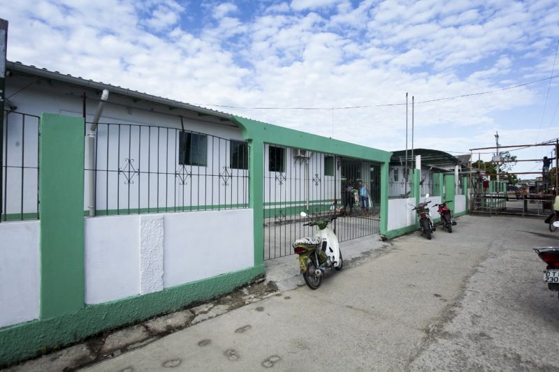 A população de Anajás, município do Arquipélago do Marajó, lotou a rua mais movimentada da sede municipal para acompanhar a reinauguração do Hospital Municipal Teonila Alves, nesta sexta-feira (09). Terceiro município da região a receber a agenda de trabalho do Governo por Todo o Pará, iniciada na quinta-feira (8), no município de Breves, tendo à frente o governador Helder Barbalho e o vice-governador, Lúcio Vale. <div class='credito_fotos'>Foto: Marco Nascimento / AG. Pará   |   <a href='/midias/2019/originais/5278_hospital_anajas008.jpg' download><i class='fa-solid fa-download'></i> Download</a></div>