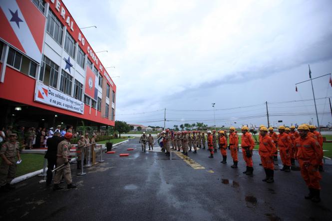 O governador Helder Barbalho empossou, na tarde desta sexta-feira (11), em Belém, o novo comandante-geral do Corpo de Bombeiros do Pará, Coronel QOBM Hayman Apolo Gomes de Souza, que também assumiu a coordenação da Defesa Civil Estadual. Até então, o Coronel Hayman – que tem 49 anos de idade e 26 anos de serviços prestados ao Corpo de Bombeiros – exercia a função de diretor de serviços técnicos da corporação.  

FOTO: THIAGO GOMES/ AG. PARÁ
DATA: 12.01.2019
BELÉM - PARÁ <div class='credito_fotos'>Foto: Thiago Gomes /Ag. Pará   |   <a href='/midias/2019/originais/52793a2a-fc6e-433a-a6cf-e5e213121578.jpg' download><i class='fa-solid fa-download'></i> Download</a></div>