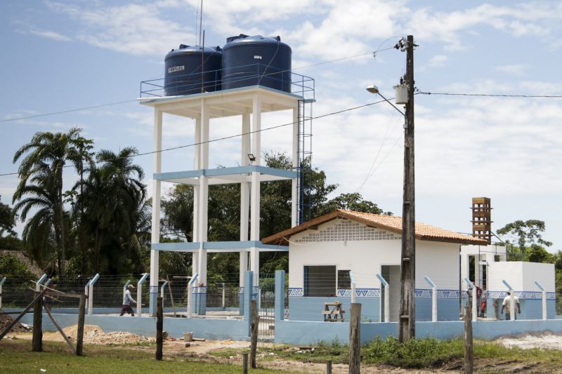 Helder Barbalho, esteve no município de Cachoeira do Arari, na Ilha da Marajó, para inaugurar o sistema de abastecimento de água que vai beneficiar mais de 300 famílias da comunidade da Vila do Camará. E ainda anunciou que autorização para o governo a ampliar esses sistemas e beneficiar mais 200 famílias que vivem na zona rural do município.  <div class='credito_fotos'>Foto: Alex Ribeiro / Ag. Pará   |   <a href='/midias/2019/originais/5280_002.jpg' download><i class='fa-solid fa-download'></i> Download</a></div>