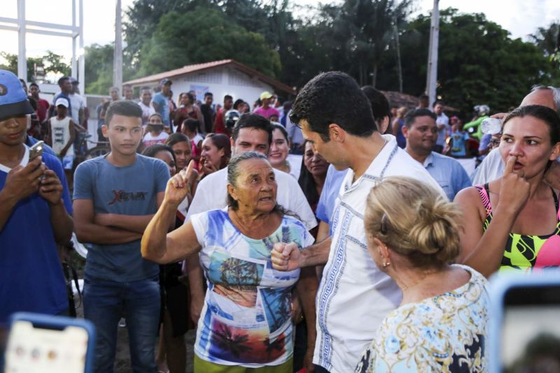 Helder Barbalho, esteve no município de Cachoeira do Arari, na Ilha da Marajó, para inaugurar o sistema de abastecimento de água que vai beneficiar mais de 300 famílias da comunidade da Vila do Camará. E ainda anunciou que autorização para o governo a ampliar esses sistemas e beneficiar mais 200 famílias que vivem na zona rural do município.  <div class='credito_fotos'>Foto: Alex Ribeiro / Ag. Pará   |   <a href='/midias/2019/originais/5280_01.jpg' download><i class='fa-solid fa-download'></i> Download</a></div>