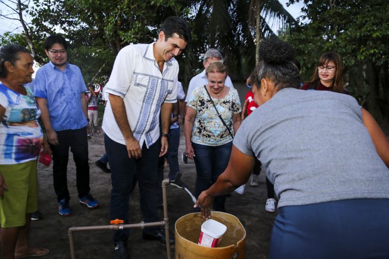 Helder Barbalho, esteve no município de Cachoeira do Arari, na Ilha da Marajó, para inaugurar o sistema de abastecimento de água que vai beneficiar mais de 300 famílias da comunidade da Vila do Camará. E ainda anunciou que autorização para o governo a ampliar esses sistemas e beneficiar mais 200 famílias que vivem na zona rural do município.  <div class='credito_fotos'>Foto: Alex Ribeiro / Ag. Pará   |   <a href='/midias/2019/originais/5280_03.jpg' download><i class='fa-solid fa-download'></i> Download</a></div>
