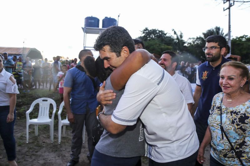 Helder Barbalho, esteve no município de Cachoeira do Arari, na Ilha da Marajó, para inaugurar o sistema de abastecimento de água que vai beneficiar mais de 300 famílias da comunidade da Vila do Camará. E ainda anunciou que autorização para o governo a ampliar esses sistemas e beneficiar mais 200 famílias que vivem na zona rural do município.  <div class='credito_fotos'>Foto: Alex Ribeiro / Ag. Pará   |   <a href='/midias/2019/originais/5280_04.jpg' download><i class='fa-solid fa-download'></i> Download</a></div>