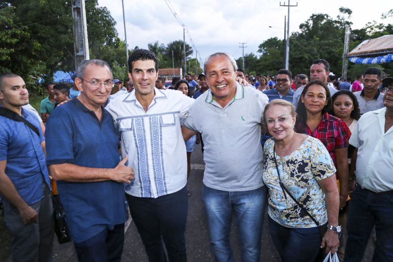 Helder Barbalho, esteve no município de Cachoeira do Arari, na Ilha da Marajó, para inaugurar o sistema de abastecimento de água que vai beneficiar mais de 300 famílias da comunidade da Vila do Camará. E ainda anunciou que autorização para o governo a ampliar esses sistemas e beneficiar mais 200 famílias que vivem na zona rural do município.  <div class='credito_fotos'>Foto: Alex Ribeiro / Ag. Pará   |   <a href='/midias/2019/originais/5280_05.jpg' download><i class='fa-solid fa-download'></i> Download</a></div>