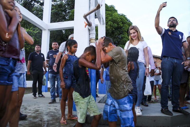 Helder Barbalho, esteve no município de Cachoeira do Arari, na Ilha da Marajó, para inaugurar o sistema de abastecimento de água que vai beneficiar mais de 300 famílias da comunidade da Vila do Camará. E ainda anunciou que autorização para o governo a ampliar esses sistemas e beneficiar mais 200 famílias que vivem na zona rural do município.  <div class='credito_fotos'>Foto: Alex Ribeiro / Ag. Pará   |   <a href='/midias/2019/originais/5280_07.jpg' download><i class='fa-solid fa-download'></i> Download</a></div>