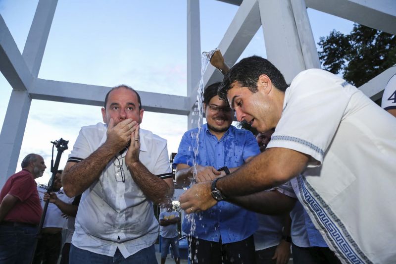 Helder Barbalho, esteve no município de Cachoeira do Arari, na Ilha da Marajó, para inaugurar o sistema de abastecimento de água que vai beneficiar mais de 300 famílias da comunidade da Vila do Camará. E ainda anunciou que autorização para o governo a ampliar esses sistemas e beneficiar mais 200 famílias que vivem na zona rural do município.  <div class='credito_fotos'>Foto: Alex Ribeiro / Ag. Pará   |   <a href='/midias/2019/originais/5280_09.jpg' download><i class='fa-solid fa-download'></i> Download</a></div>