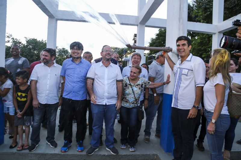 Helder Barbalho, esteve no município de Cachoeira do Arari, na Ilha da Marajó, para inaugurar o sistema de abastecimento de água que vai beneficiar mais de 300 famílias da comunidade da Vila do Camará. E ainda anunciou que autorização para o governo a ampliar esses sistemas e beneficiar mais 200 famílias que vivem na zona rural do município.  <div class='credito_fotos'>Foto: Alex Ribeiro / Ag. Pará   |   <a href='/midias/2019/originais/5280_11.jpg' download><i class='fa-solid fa-download'></i> Download</a></div>