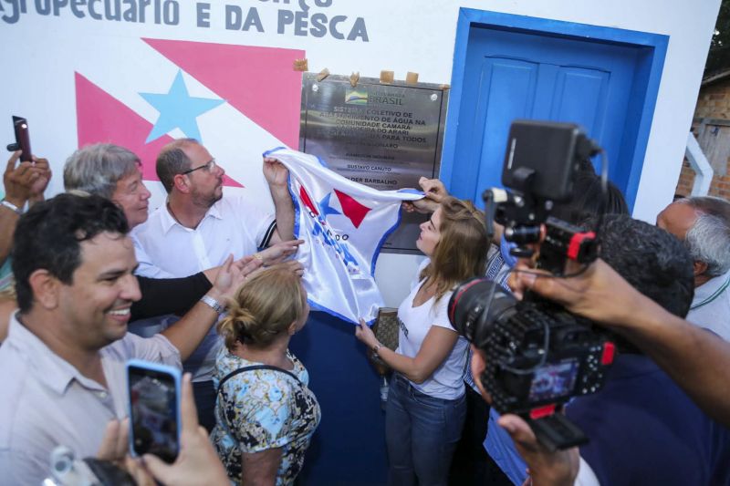Helder Barbalho, esteve no município de Cachoeira do Arari, na Ilha da Marajó, para inaugurar o sistema de abastecimento de água que vai beneficiar mais de 300 famílias da comunidade da Vila do Camará. E ainda anunciou que autorização para o governo a ampliar esses sistemas e beneficiar mais 200 famílias que vivem na zona rural do município.  <div class='credito_fotos'>Foto: Alex Ribeiro / Ag. Pará   |   <a href='/midias/2019/originais/5280_13.jpg' download><i class='fa-solid fa-download'></i> Download</a></div>