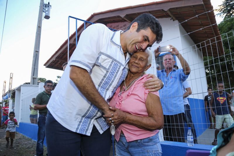 Helder Barbalho, esteve no município de Cachoeira do Arari, na Ilha da Marajó, para inaugurar o sistema de abastecimento de água que vai beneficiar mais de 300 famílias da comunidade da Vila do Camará. E ainda anunciou que autorização para o governo a ampliar esses sistemas e beneficiar mais 200 famílias que vivem na zona rural do município.  <div class='credito_fotos'>Foto: Alex Ribeiro / Ag. Pará   |   <a href='/midias/2019/originais/5280_16.jpg' download><i class='fa-solid fa-download'></i> Download</a></div>