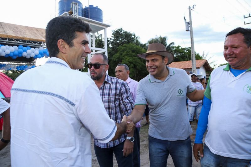 Helder Barbalho, esteve no município de Cachoeira do Arari, na Ilha da Marajó, para inaugurar o sistema de abastecimento de água que vai beneficiar mais de 300 famílias da comunidade da Vila do Camará. E ainda anunciou que autorização para o governo a ampliar esses sistemas e beneficiar mais 200 famílias que vivem na zona rural do município.  <div class='credito_fotos'>Foto: Alex Ribeiro / Ag. Pará   |   <a href='/midias/2019/originais/5280_18.jpg' download><i class='fa-solid fa-download'></i> Download</a></div>