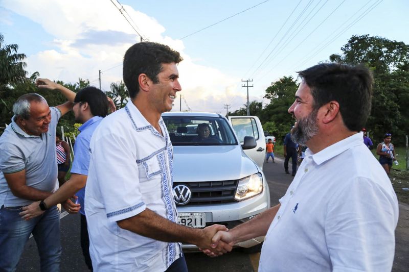 Helder Barbalho, esteve no município de Cachoeira do Arari, na Ilha da Marajó, para inaugurar o sistema de abastecimento de água que vai beneficiar mais de 300 famílias da comunidade da Vila do Camará. E ainda anunciou que autorização para o governo a ampliar esses sistemas e beneficiar mais 200 famílias que vivem na zona rural do município.  <div class='credito_fotos'>Foto: Alex Ribeiro / Ag. Pará   |   <a href='/midias/2019/originais/5280_19.jpg' download><i class='fa-solid fa-download'></i> Download</a></div>