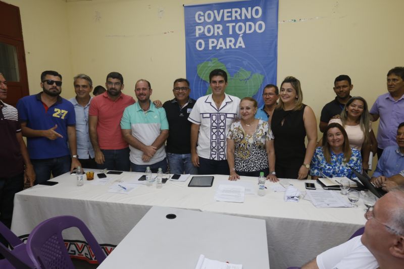 No último dia de ações do Programa Governo Por Todo o Pará em Soure, no Arquipélago do Marajó, neste sábado (10), o governador Helder Barbalho, o vice-governador Lúcio Vale e secretários de Estado se reuniram com prefeitos, vereadores e lideranças locais para encontrar soluções e atender as necessidades da população de seis municípios da região. O encontro foi realizado no Campus da Universidade Federal do Pará (UFPA), com a participação de autoridades de Muaná, Ponta de Pedras, Soure, Salvaterra, Cachoeira do Arari e Santa Cruz do Arari.  <div class='credito_fotos'>Foto: Marcelo Seabra / Ag. Pará   |   <a href='/midias/2019/originais/5285_20190810140852__mg_0430.jpg' download><i class='fa-solid fa-download'></i> Download</a></div>